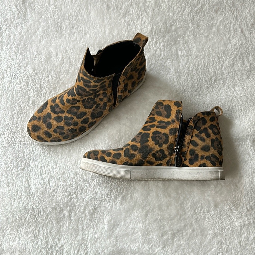 BLONDO shoe | waterproof leopard bootie| size: 8 | lightly worn